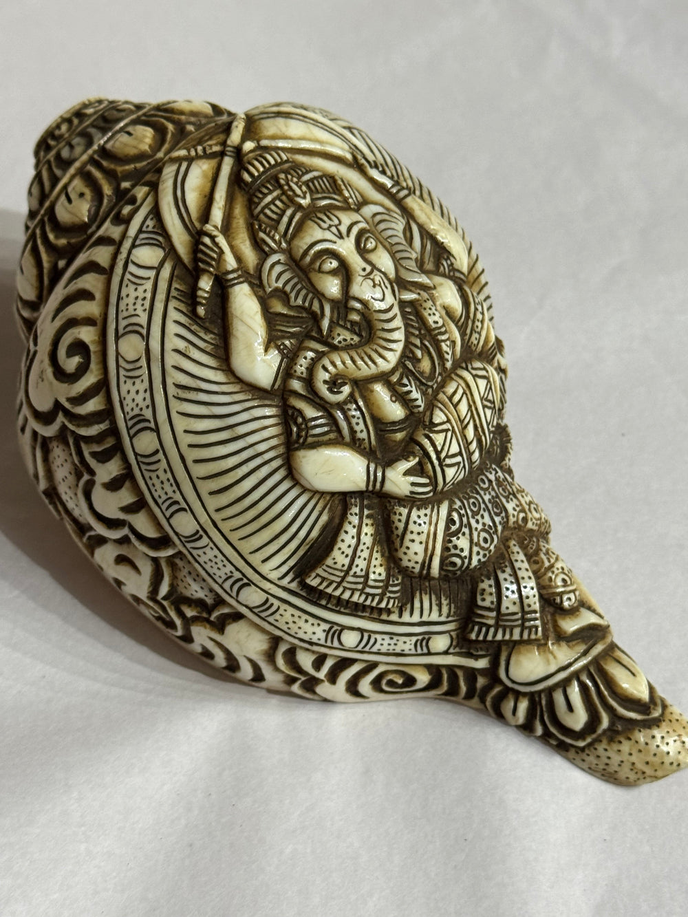 Ganesh Conch Shell Horn - Floating Lotus