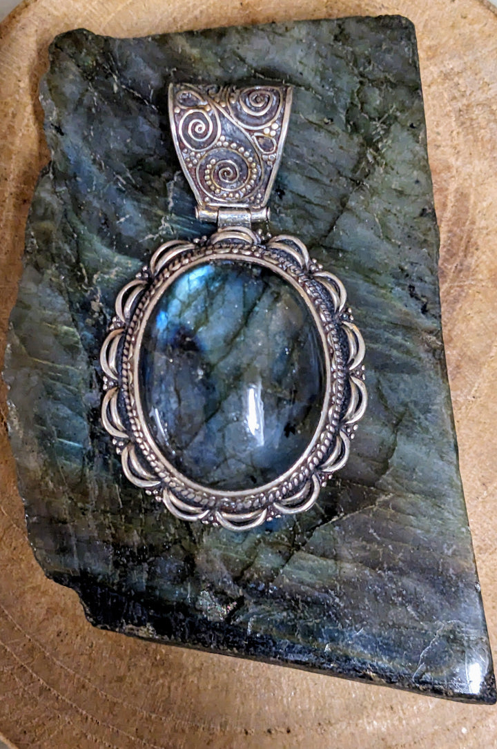 Labradorite Lotus Pendant - Floating Lotus