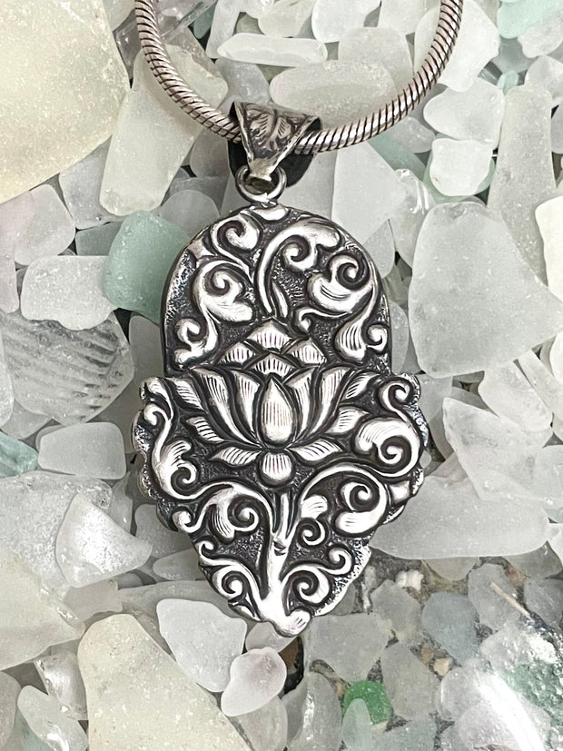 Tibetan Skull Hand-carved Labradorite Pendant - Floating Lotus